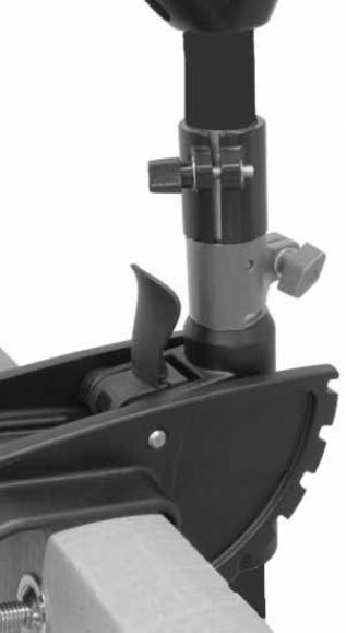 INSTALLATION OCH DRIFT AV TROLLINGMOTOR Fatta ordentligt tag i kolumnen med ena handen medan du vrider djuphylsans justeringsvred moturs tills motorkolumnen glider fritt.