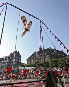 TORGEN SOM ARENA Torg och andra platser definieras till stor del av det som händer på dem.