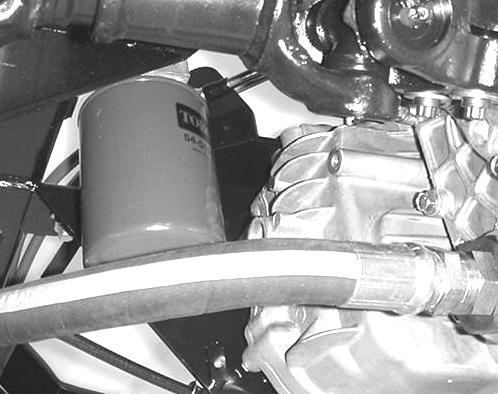 Byta ut hydraulfiltret Byt ut hydraulfiltret efter 8 körtimmar inledningsvis och därefter var 800:e körtimme. Använd ett filter från Toro (artikelnr 54 00).