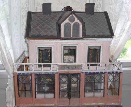 B Ur museisamlingarna Ett föremål i museet på Bergströmska gården och som väcker barnens, men även vuxnas, intresse är det gamla dockskåpet på övervåningen.