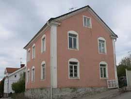 Erik Maxe och Tore Spångberg idkade bagerirörelse i gården på 1930-40-talen. En gång bjöd en skolkamrat med mig till gumman Bäcklin som bodde i gården. Gumman Bäcklin som snusade, bjöd oss på bullar.