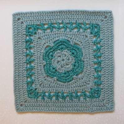 Rosetta Copyright: Helen Shrimpton, 2016. All rights reserved. Av: Helen at www.crystalsandcrochet.com 12 Afghan Square med worsted/aran weight Yarn och 5.5mm virknål.