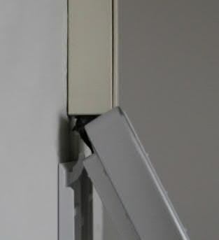 Väggmontering av kopplingsdosan: Lämna ett fritt utrymme av 30 mm (uppifrån) / 20 mm (nerifrån) till bottenplatta (B), så att enhet (C)