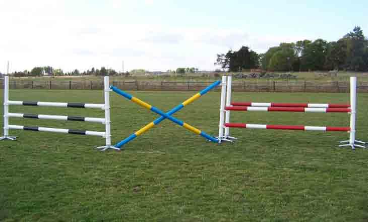 Startpaket Sid. 1 STARTPAKET 2000A 5720:- 7150:- Paketet innehåller: 3 hinder, varav en oxer, 8 st plastade träbommar 3,0 m, 6 st vita enkelstöd 16 st bomhållare och 16 st färgtillägg.