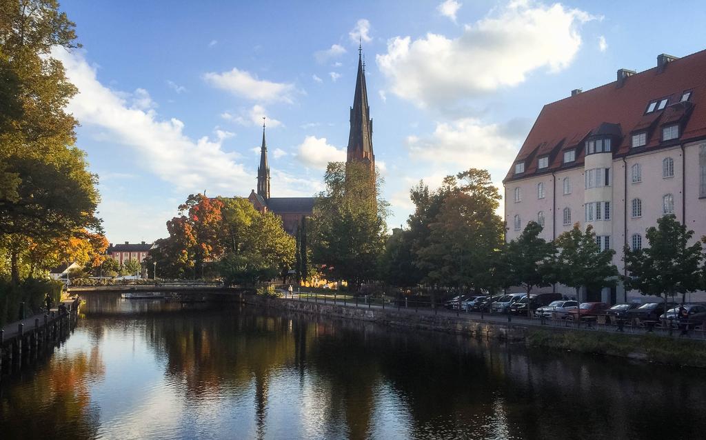 så här under hösten. BÄD informerar om tidigare händelser, såsom presenten till 80-åriga BD samt kommande evenemang.
