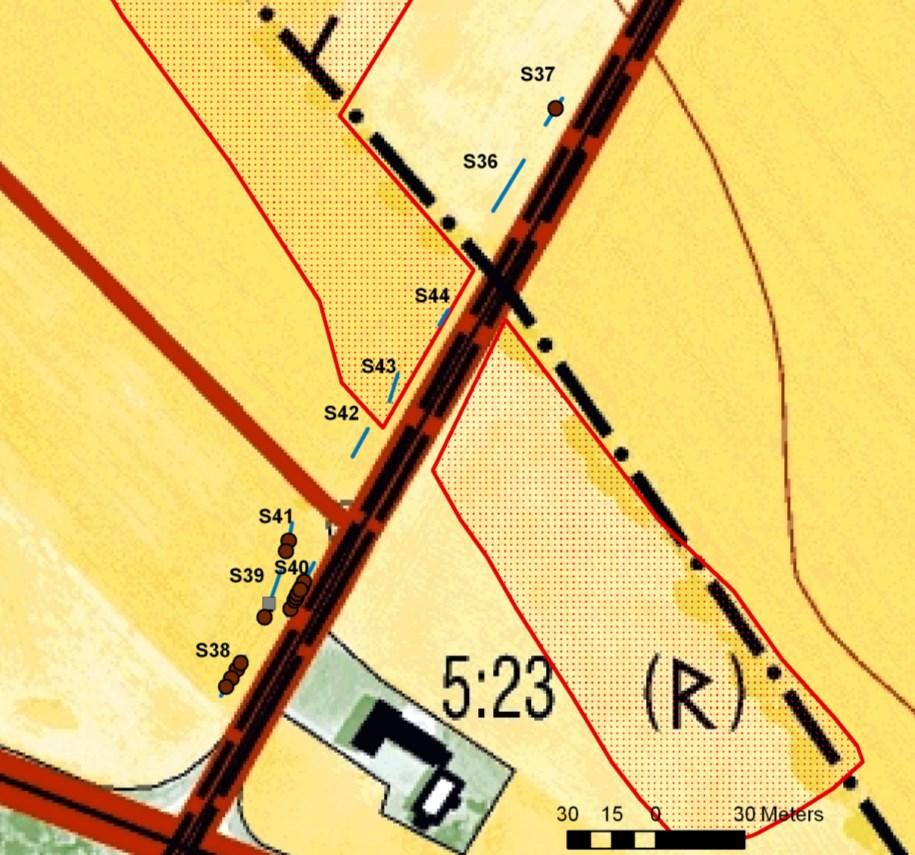I söder finns en korsning där väg 112 och Tångavägen möts. Undersökningsområdet finns delvis inom den förhistoriska boplatsen Välinge 20:1. Öster om Tångavägen finns boplatsen Välinge 20:2.