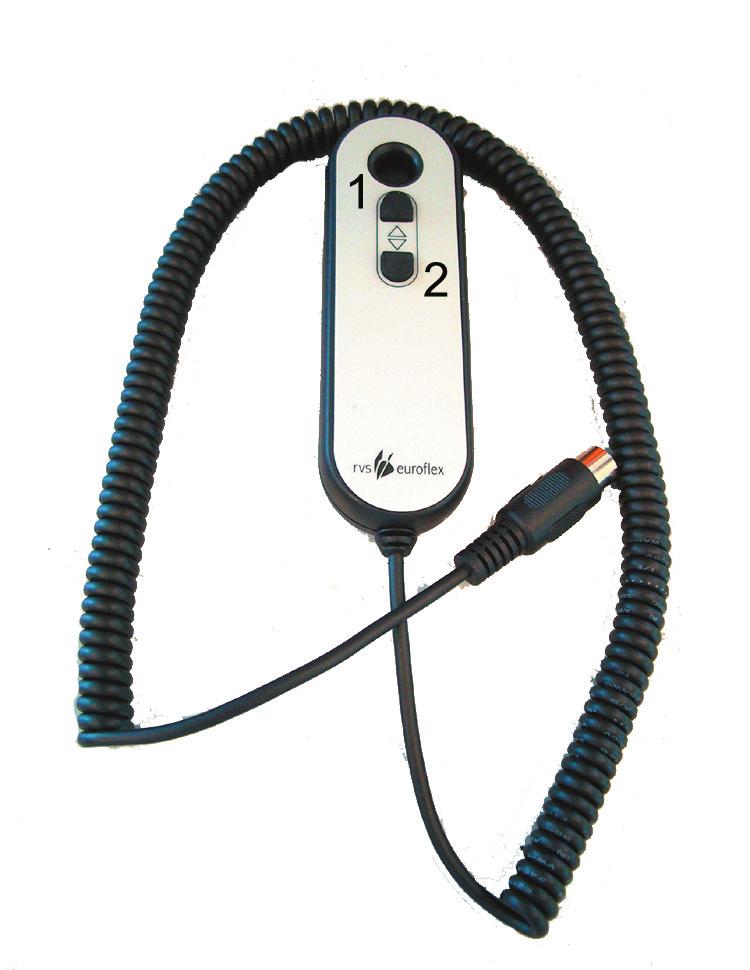 10 SITSBÄLTE (ﬁg 15-16) SEAT BELT (ﬁg 15-16) På undersidan av sitsen ﬁnns två skruvhål för infästning av sitsbälte.
