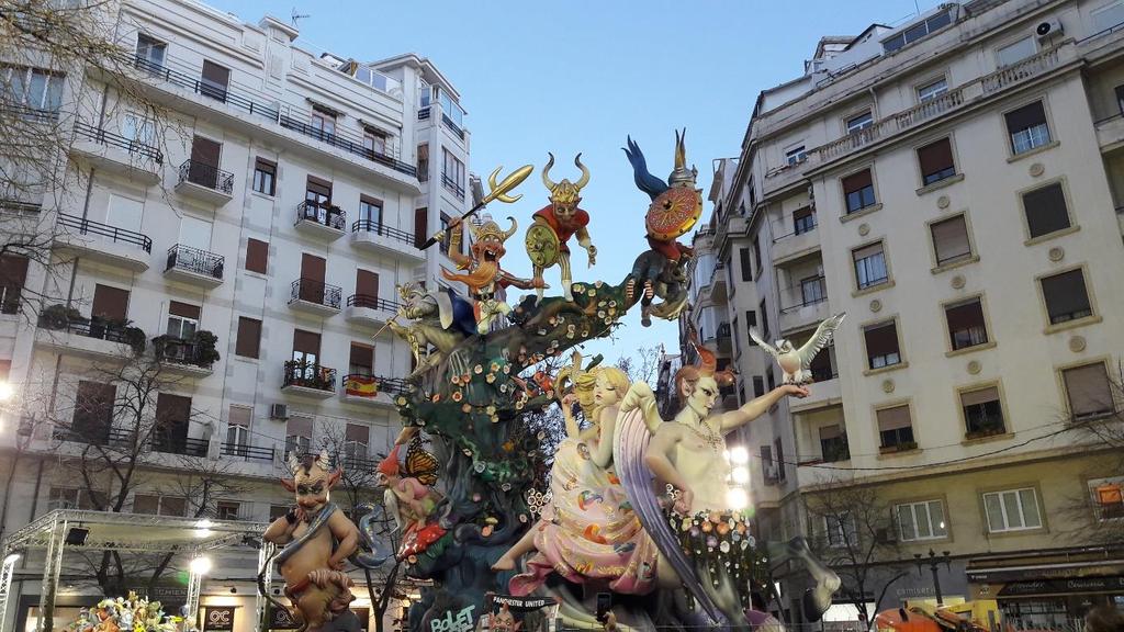 Fallas Mellan den 13e till den 19e mars så firar man Fallas i Valencia. Det är en högtid som alla pratar om innan och efter den äger rum.