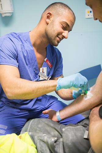 En del patienter har inte förmåga att dela sin berättelse verbalt. Här har patientens närstående en viktig roll att fylla, då de kan berätta om personens liv, förmågor, gillande och ogillande.