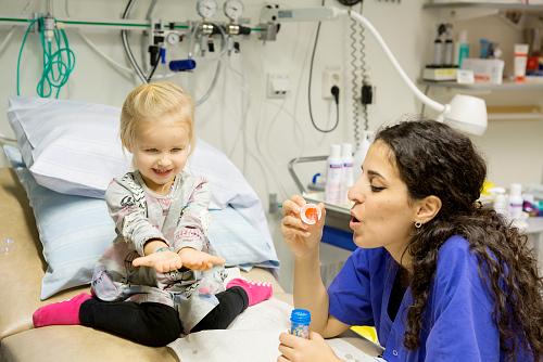 Samarbeta - partnerskap Genom samarbete lägger vi grunden för partnerskapet, vilket innebär att skapa en relation mellan patient/närstående och vårdpersonalen.