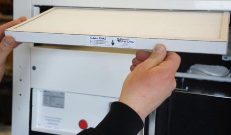 SKÖTSELANVISNING DEL ALLMÄNT BYTE AV TILLUFTFILTER Ventilationsaggregatet KUBEN 350RX2 kräver ingen speciell skötsel, förutom filterbyte och rengöring med jämna intervaller.