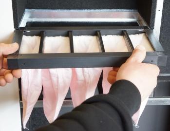 Tilluftfiltret är ett engångsfilter av kassettyp med filterklass F7. Filtret bör bytas vid smutsig frontyta eller senast var 6:e mån (2 ggr/år).
