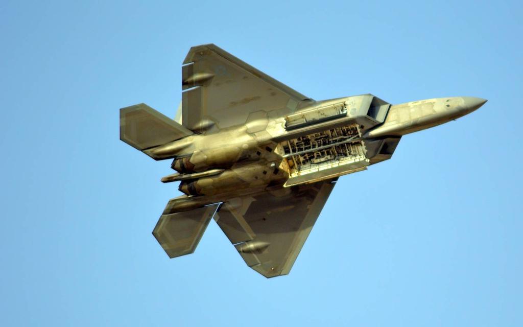 Dubai Airshow 2015 Lockheed Martin F-22 Raptor med öppet vapenschakt.