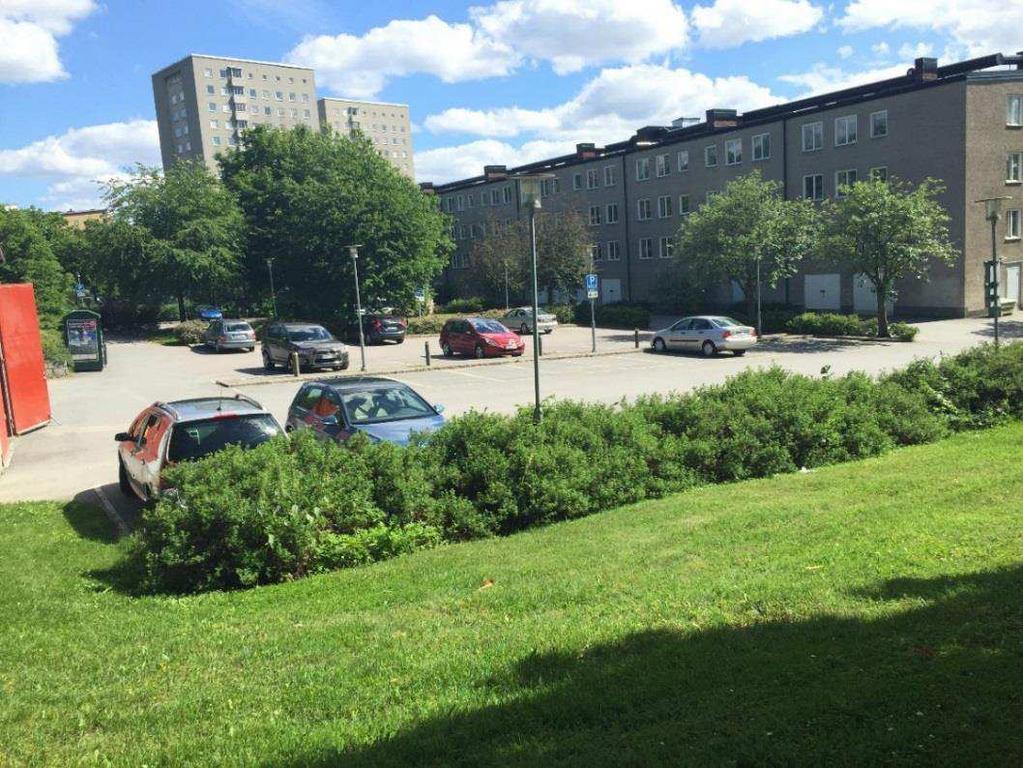 Figur 5 Parkeringar och befintliga hus i södra delen av planområdet.