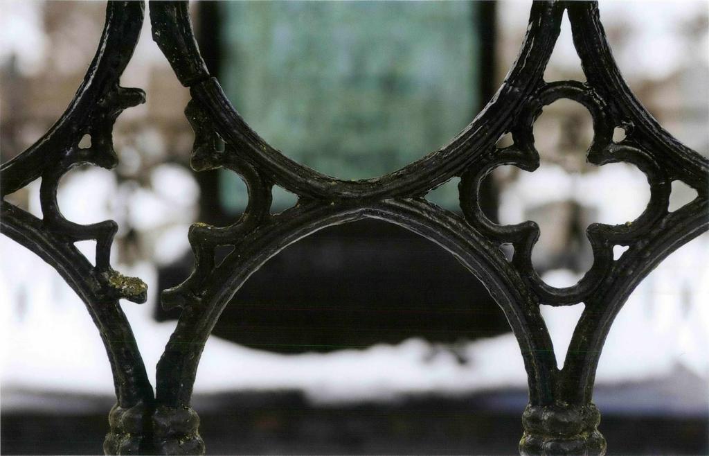 MOTSTÅENDE SIDA: John Burgmans gravvård med staket av Owen. ovan: detalj av staketet.
