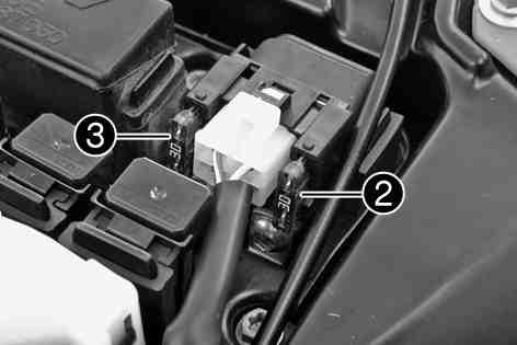 ELSYSTEM 101 Alla strömförbrukare i fordonet är säkrade via huvudsäkringen. Den sitter i startreläets hölje bredvid batteriet. Stäng av alla strömbrytare och motorn. Ta bort sadeln.