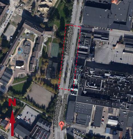 Längs den östra sidan finns tre träd i en växtbädd med gräs som beläggningsmaterial (bild 2). Vid mättillfället 2013 fanns det fyra träd i gräsytan.