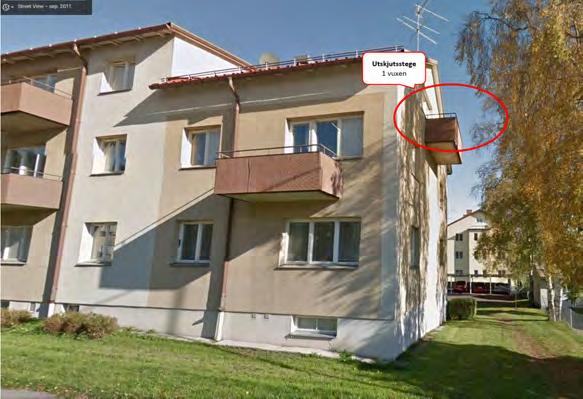 Den personen hade upptäckts finnas ovanför brandlägenheten vid trapphus 10A evakuerades med hjälp av skarvstegar genom fönstret av RDL och CH1030. Se bild 3.