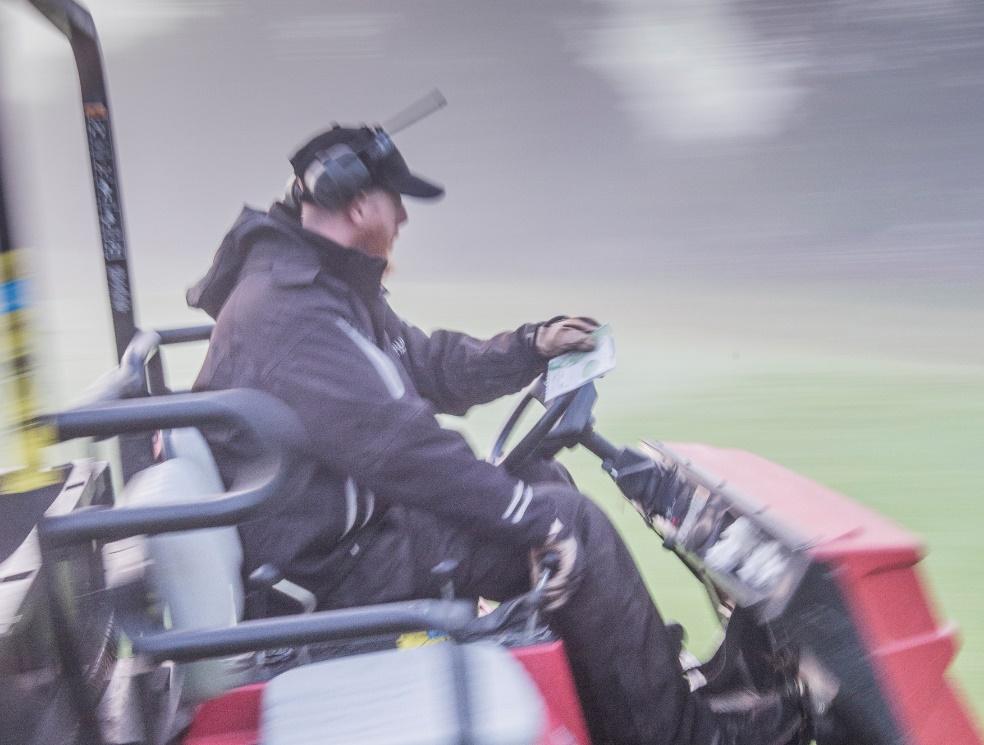 I mötet med golfaren Håll kontinuerlig uppsikt Ögonkontakt med spelare Kör synligt för spelarna så långt det är möjligt Klipp