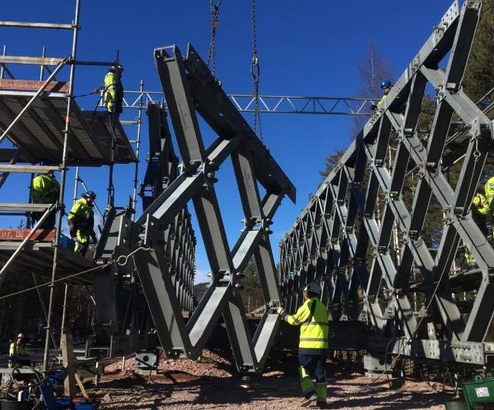 Figur 18. Vid monteringstäten på referensprojektet ska en modul bestående av två fack och 1 ½ -våning precis monteras. 4.1.7 Lansering Lanseringen av bron skedde inte på ett traditionellt sätt där hela konstruktionen skjuts fram till dess att lanseringsnosen landar på den bortre strandens rullupplag.