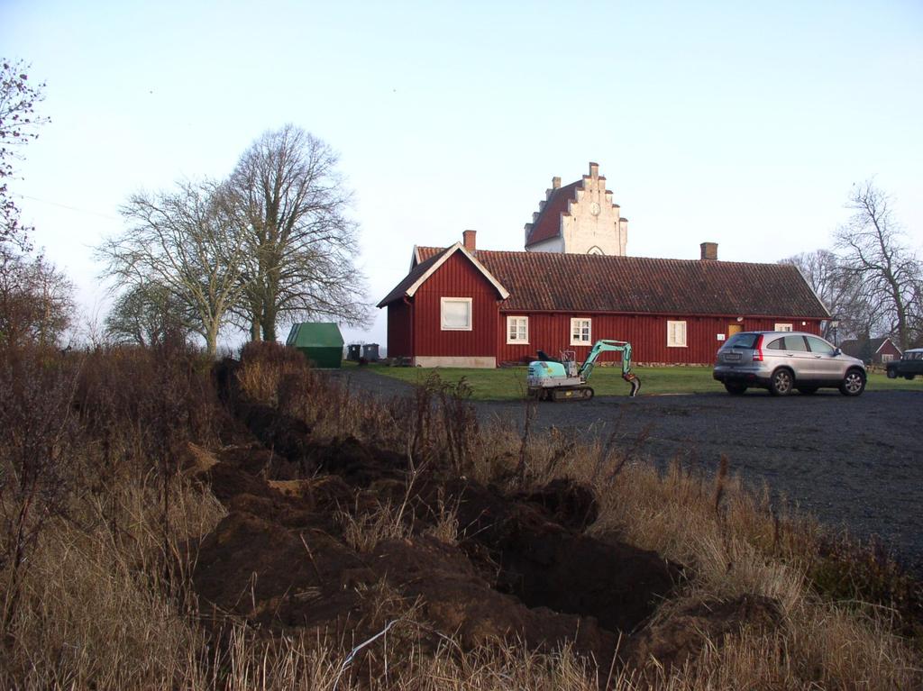 Inom Sörby bytomt grävdes schakt från kyrkohusets östra gavel. Efter cirka 10 meter förlades schaktet söderut längs med fornlämningens västra sida.