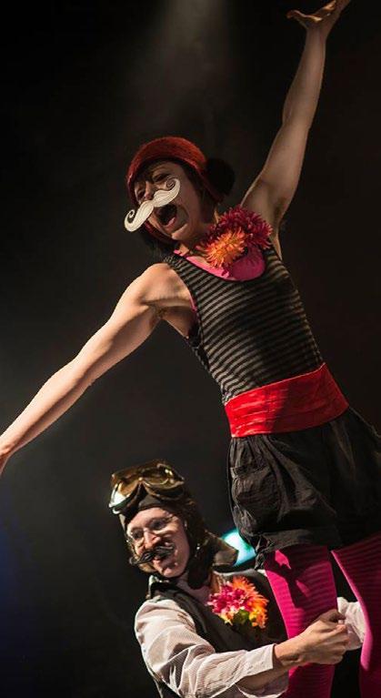 BIBLIOTEKET I BRANDBERGEN AKROPANIK MED CIRKUS TRATTOFON Två figurer förbereder sig inför ett uppträdande.