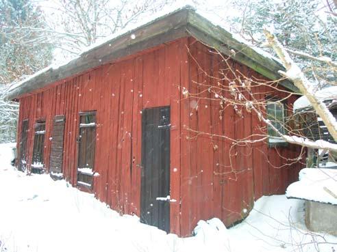 Uthus Uthuslänga. Traditionell uthuslänga av stående rödfärgade brädor med pulpettak lagt med papp. Uthuset härrör från 1800- eller tidigt 1900-tal och inrymmer flera bodar och dass.