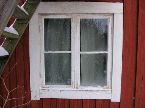 Okopplade tvåluftsfönster i gavlarna med pressade hörnjärn vanliga under 1900-talets början. och låsbeslag. Farstukvisten är försedd med en hängränna av trä.