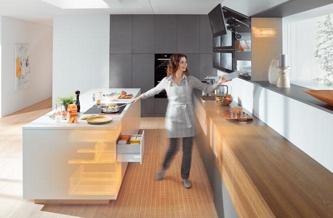 Värdefull inre funktion Planera in funktion i köket! Med ORGA-LINE, det flexibla inredningssystemet för lådor och skåputdrag, organiserar man innehåll och förvaring.