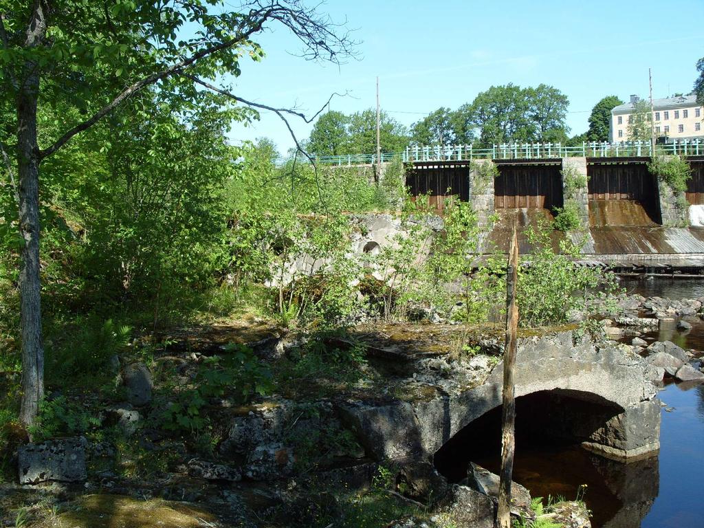 Figur 5. Grund efter kraftstation, Grythyttan 378:1, från sydöst. Foto: Arkeologikonsult.