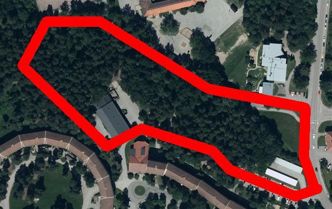 nordöstra hörnet av utredningsområdet finns en gräsplan (se bild på framsidan). Figur 3. Ortofoto, utredningsområdet markerat med röd linje. Bildkälla: Lantmäteriet, 2016.