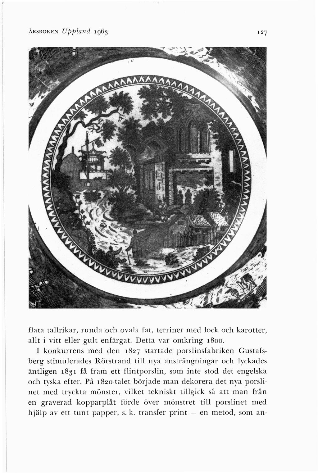 ÅRSBOKEN UjJpla11d 1963 flata tallrikar, runda och ovala fat, terriner med lock och karotter, allt i vitt eller gult enfärgat. Detta var omkring 1800.