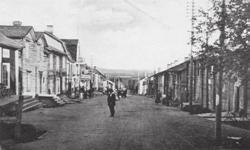 www.varitryck.se Vilhelmina bilder från förr Storgatan Bild från Storgatan i Vilhelmina före den stora branden 5/9 1921 då större delen av byggnaderna på höger sida av gata brann ner till grunden.