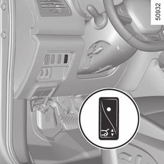 Motordriven baklucka (3/5) 4 Med reglaget på instrumentbrädan Beroende på utrustningsnivå, tryck och håll på reglaget 4.
