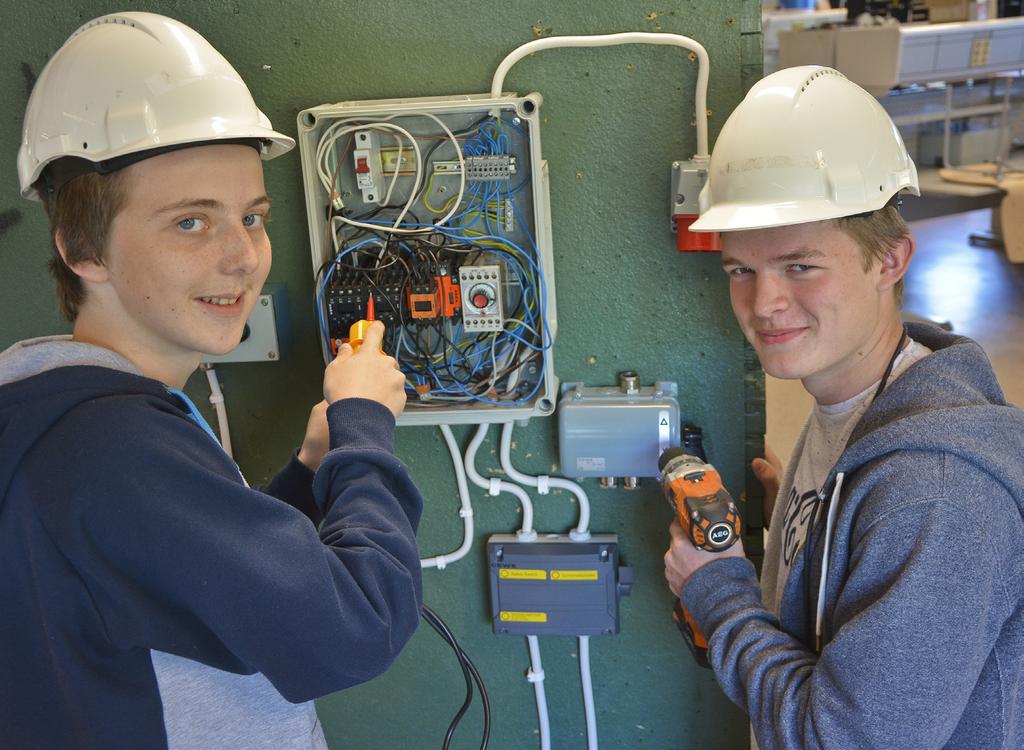 hjalmar.nu 9 EE >> FRAMTIDA YRKEN Elingenjör Elmontör Installationselektriker Servicetekniker El- och energiprogrammet Inriktning elteknik El- och energiprogrammet är ett yrkesprogram.