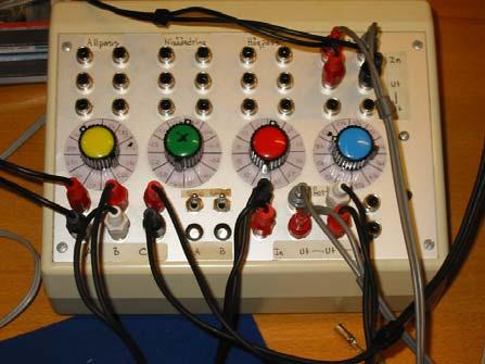 4 - Laboration B2, lyssningstest Testutrustningen Testutrustningen, fig 1, består av en CD-spelare, en förstärkare, hörlurar och en testlåda.
