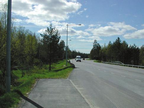 På delen ned till och med anslutningen av Mineralvägen har vägen en klar tätortskaraktär med