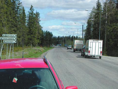 På denna delsträcka finns två planskilda korsningar för gång- och cykeltrafik På sin norra