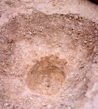 Metoder Ca.2-.3 m Figur 2.2. Provgrop i bärlager med provgropens diameter angiven för 23 respektive 24. (a) Figur 2.3. Volymmätning av provgrop i slitlager, (a) Mha vatten, 23. (b) Mha sand 24.