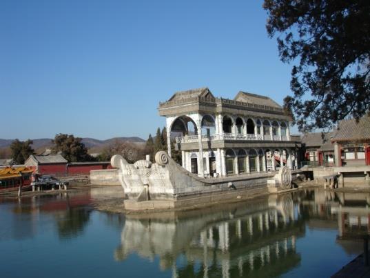 Vi inleder därför vår resa med ett besök till Sommarpalatset, kejsarfamiljens sommarresidens. Palatsträdgården är den största av Kinas kejserliga trädgårdar.