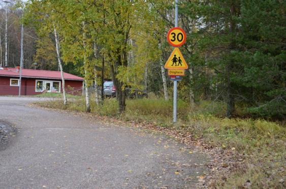 Förskolan inrymmer tre avdelningar för barn i åldrarna 1 6 år. Angöring sker från Stavtorpsvägen via södra delen av Björnstugevägen för föräldrar som kommer med bil samt leveranser till förskolan.