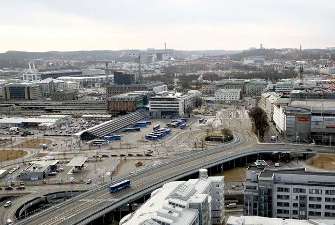 Den stora omsättningen av människor skapar en relativt anonym miljö men den ger också förutsättningar för möten och samspel.