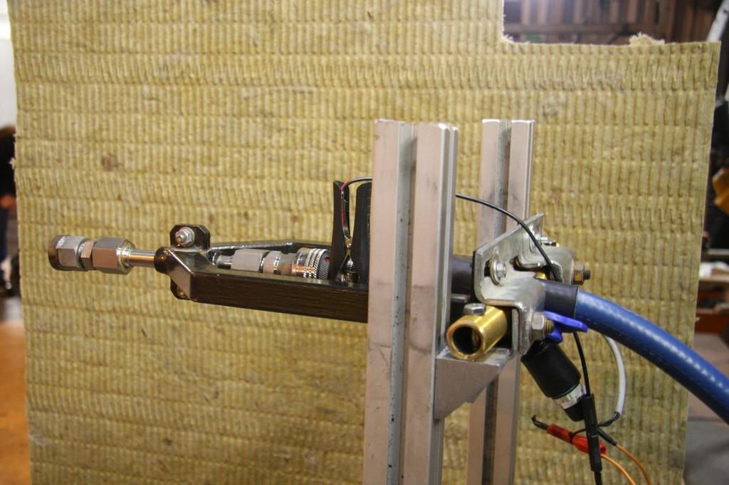 Figur 17 Riggen för skärsläckaren (Foto: Ulf Wickström) Sprayen riktades mellan en gasolbrännare med effekt på 3 MW och de olika mätpunkterna.