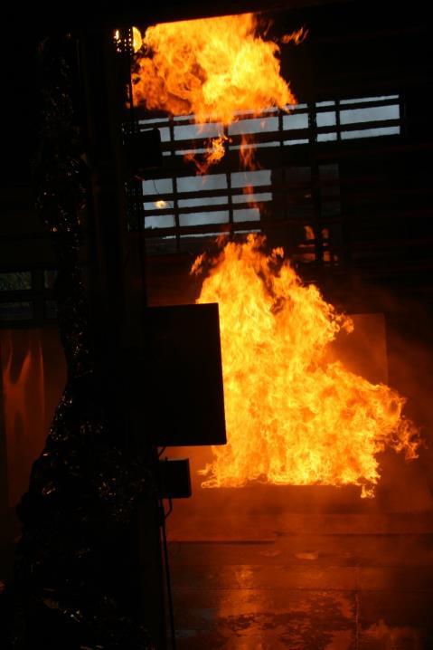 Figur 35 Flambild när skärsläckaren är aktiv (sprayen rör sig från vänster till höger i bild) till vänster jämfört med ej aktiv till höger (Foto: Ulf Wickström) Det syns tydligt hur flamman