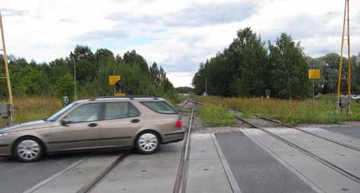 Ombyggnadsalternativet, alternativ D och alternativ B vid anslutning till Gimo norr om järnvägen sannolikt även fortsättningsvis korsar järnvägen i plan på samma sätt som idag (Figur 10-10).