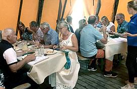Efter några allsångsförsök till, med mer eller mindre lyckat material för musikhistoriens främjande så blev det snackpaus och därefter middag.