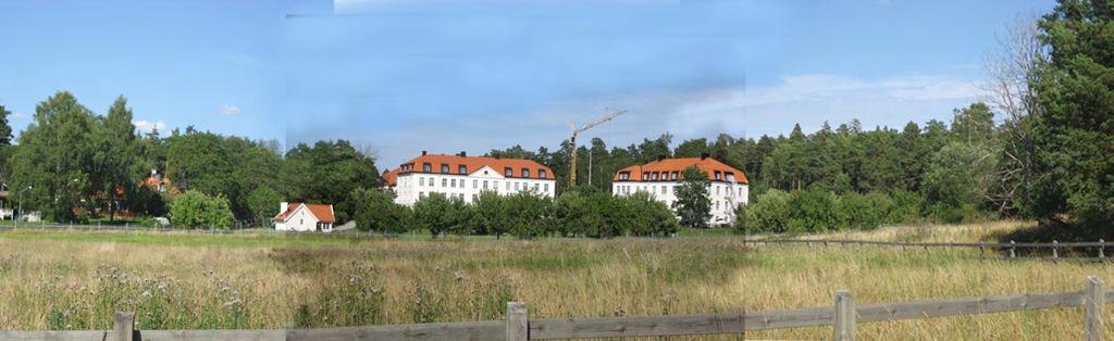 Spången mellan Emil sjögrens villa och Margarethahemmet vid Valloxens sydspets Trafik Infart till Margarethahemmet sker via Margaretavägen.