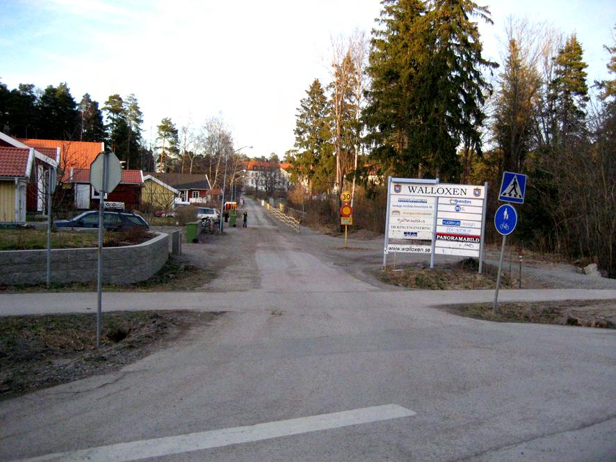 Detta beror bland annat på att den sydvästra dungen, som är stor och vildvuxen, skymmer sikten in i anläggningen från Forsbyvägen liksom ut mot dalgången.