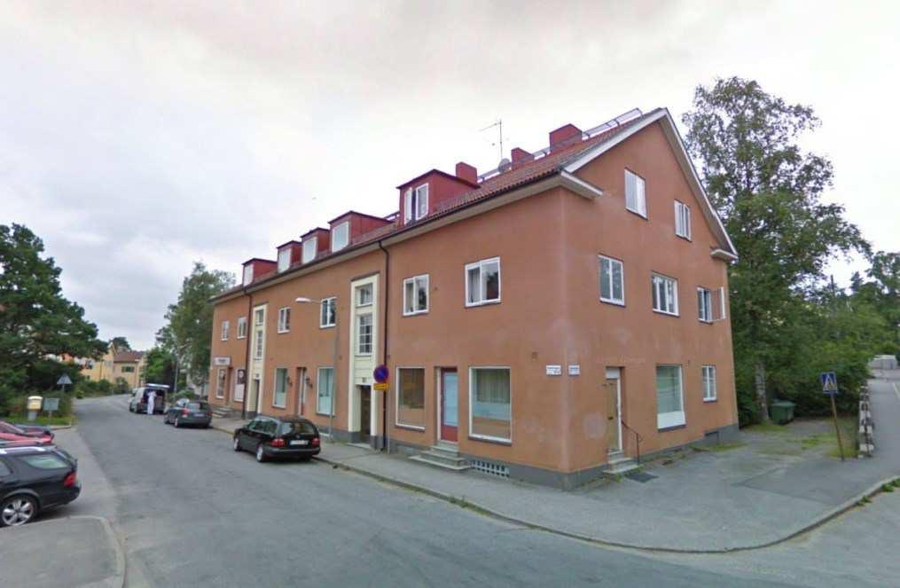 Sida 6 (8) Befintlig bebyggelse på Sigurdsvägen mittemot planområdets östra sida. Källa: Stockholm stadsbyggnadskontor I närområdet finns mindre lokal service.