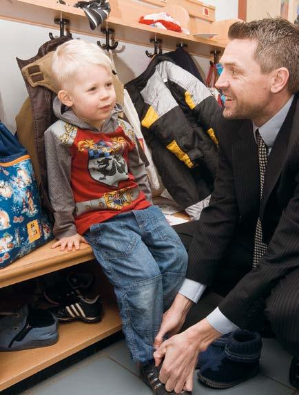 Pappa hämtar sitt barn på förskolan. Foto: Colourbox Kortare arbetstid Du som har barn under åtta år eller barn som inte har slutat första året i skolan, har rätt till kortare arbetstid.
